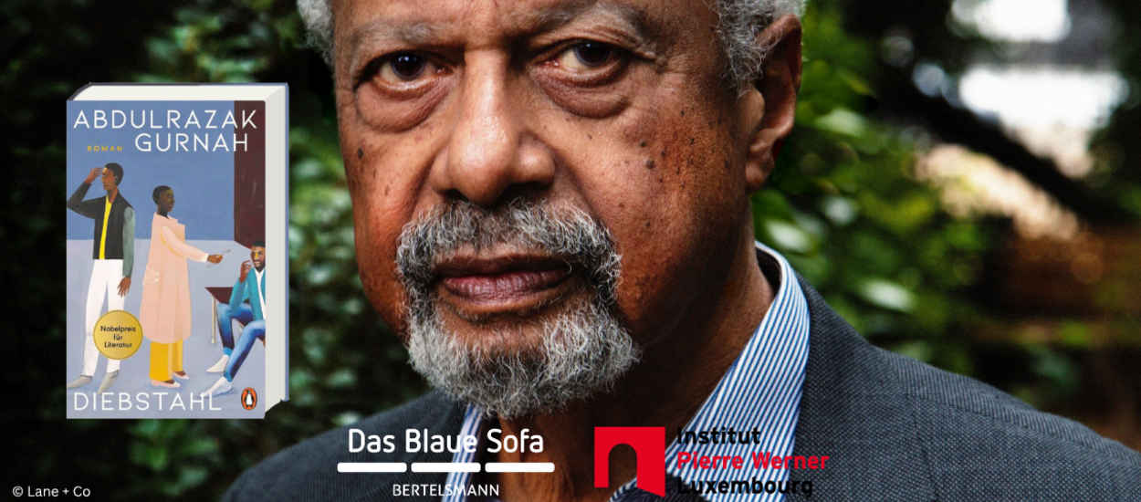 Hintergrund Portrait von Abdulrazak Gunah, Vordergrund sein Buch Diebstahl und die Logos von Das Blaues Sofa und Institute Pierre Werner